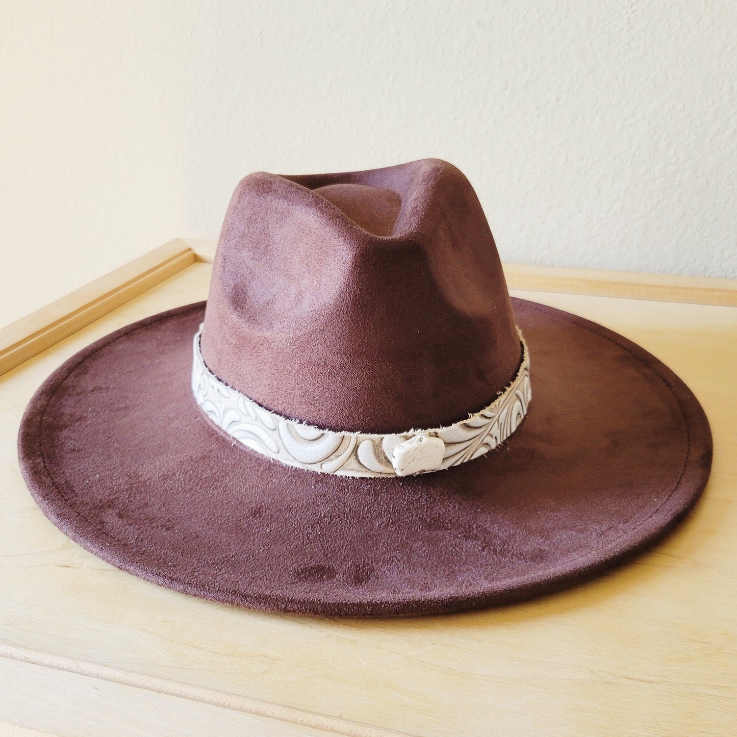 **Sandy White Floral Embossed Leather Hat Band w/ Turquoise Slab 951b