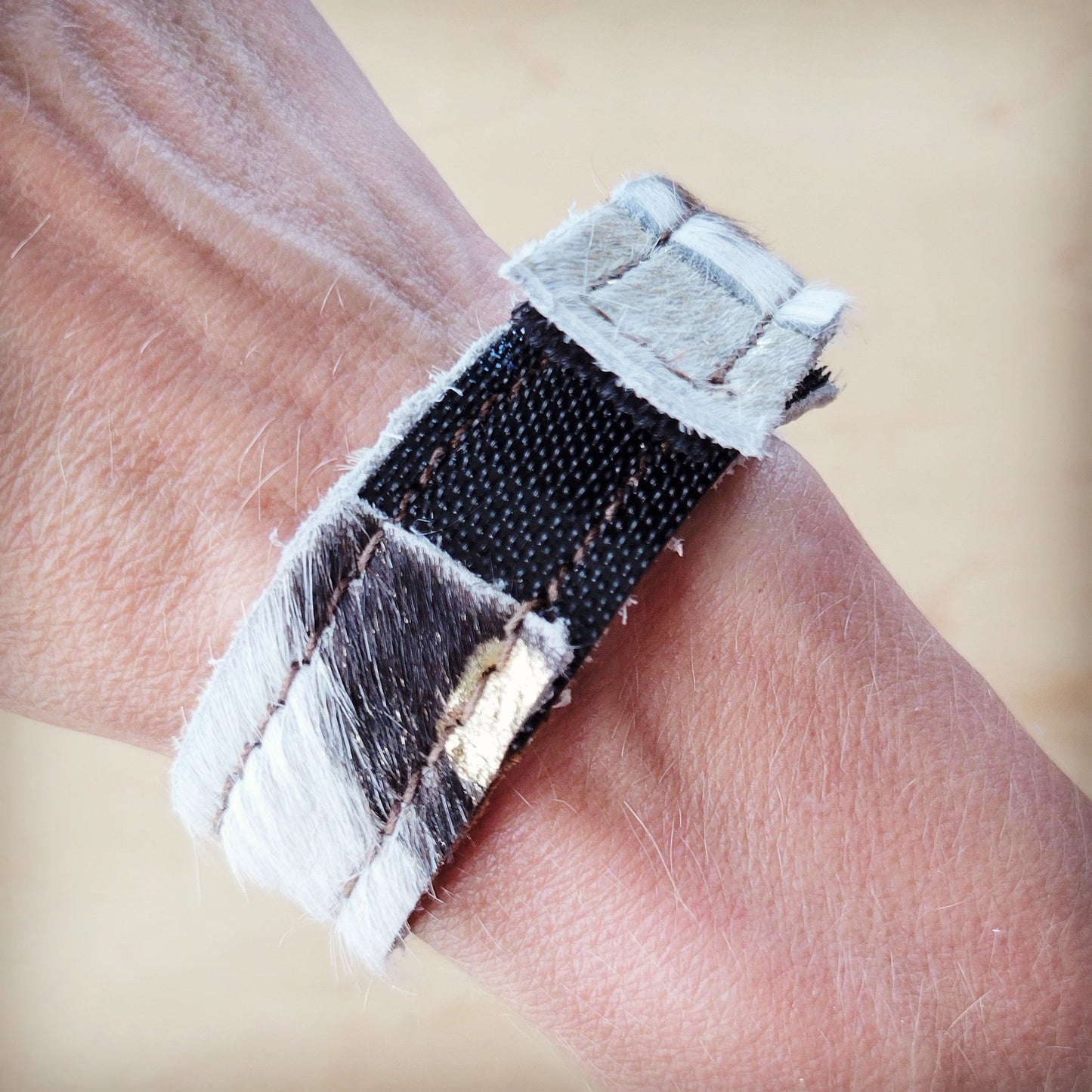 **Narrow Genuine Leather Cuff w/ Velcro Closure 001ot