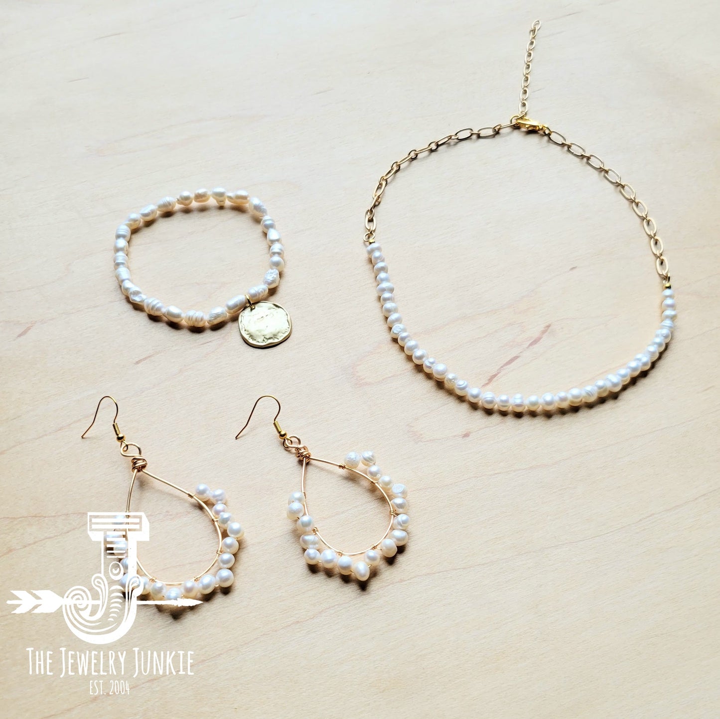 Freshwater Pearl Bracelet with Matte Gold Coin 804m