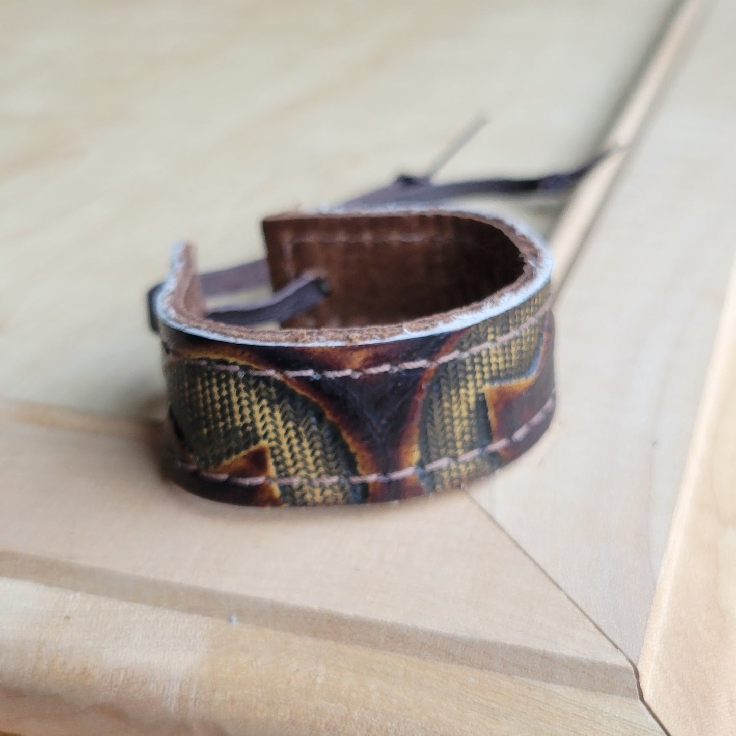 **Narrow Genuine Leather Cuff in Brown Laredo 001bo