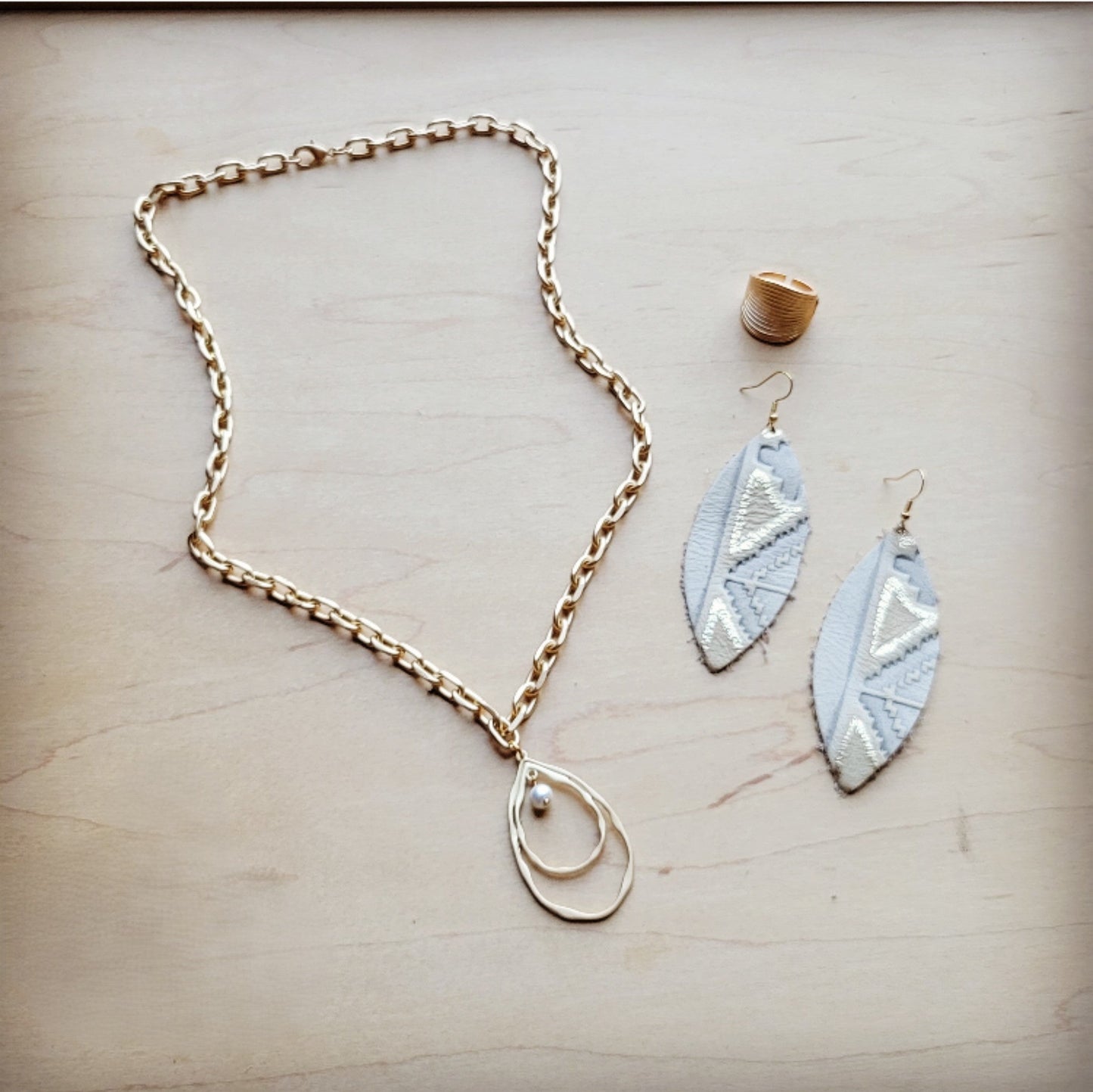 Matte Gold Necklace w/ Matte Gold Pearl Pendant 259o