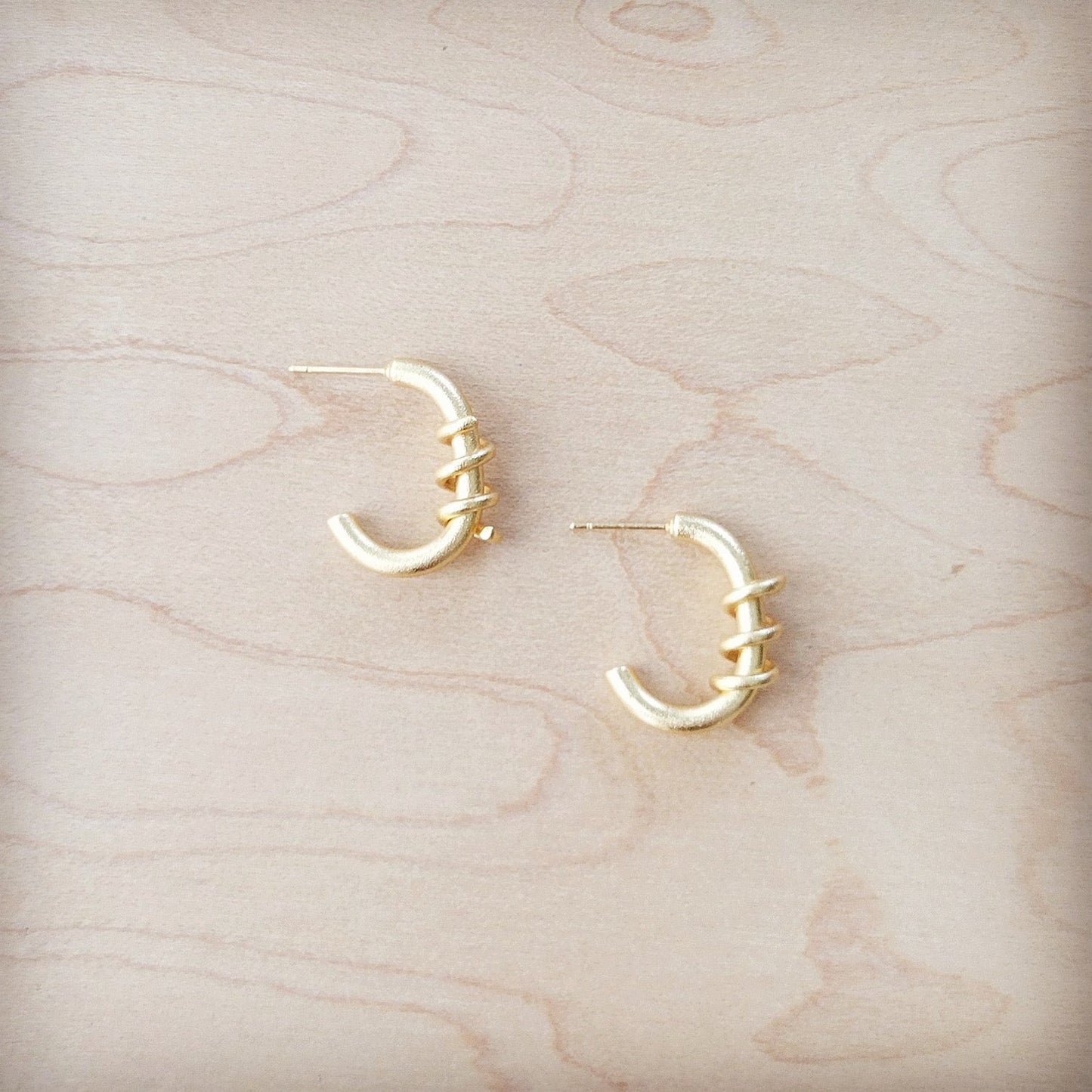 **Matte Gold Hoop Earring w/ Wire Wrapping 200i