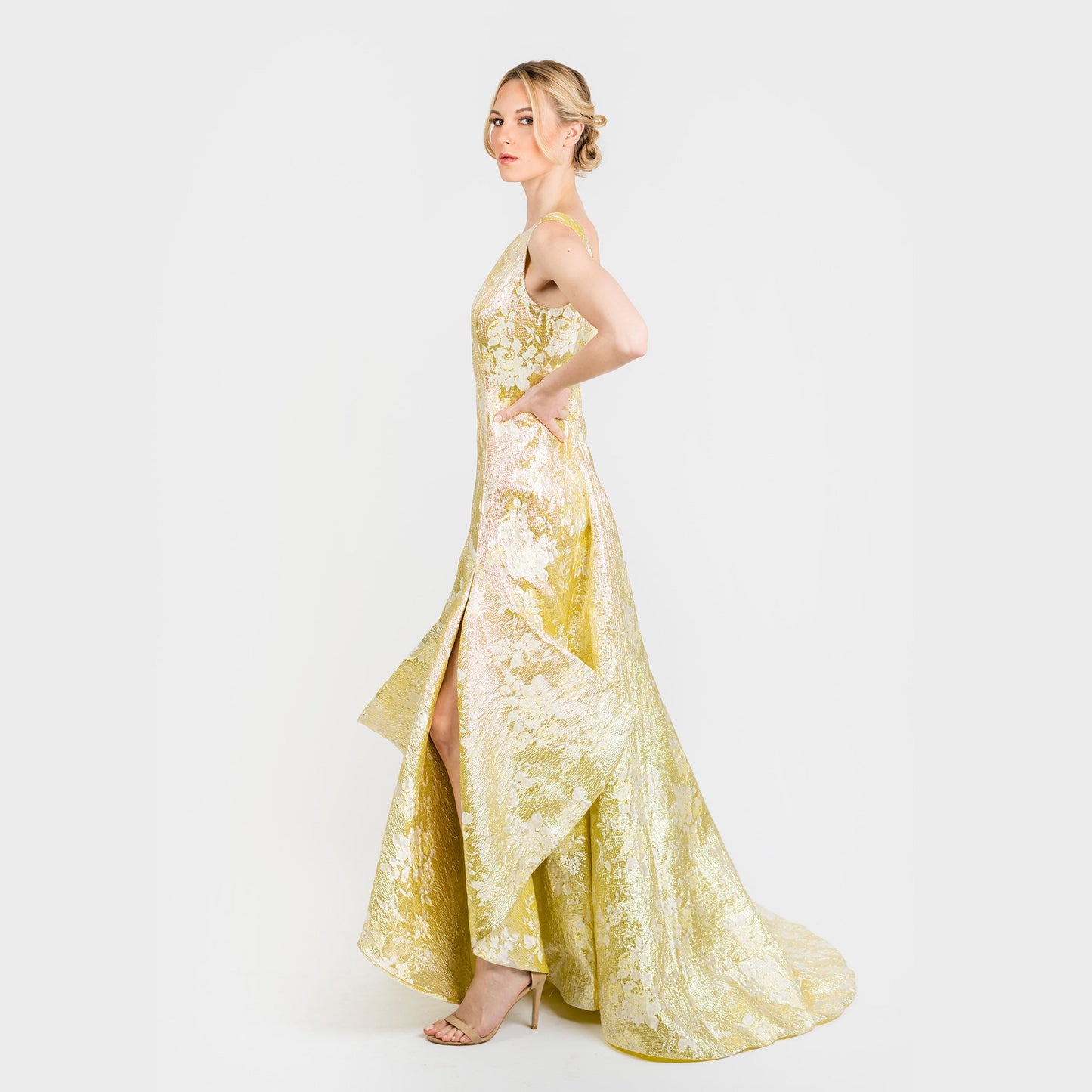 The Sleeveless Side Bottom Flounce Gown Classic