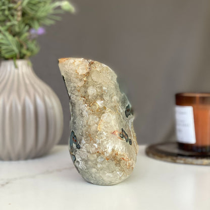 Agate flame, decor with crystals
