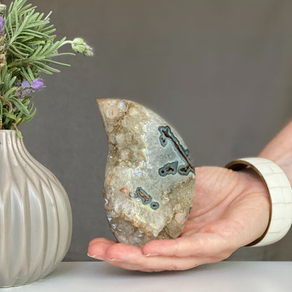 Agate flame, decor with crystals