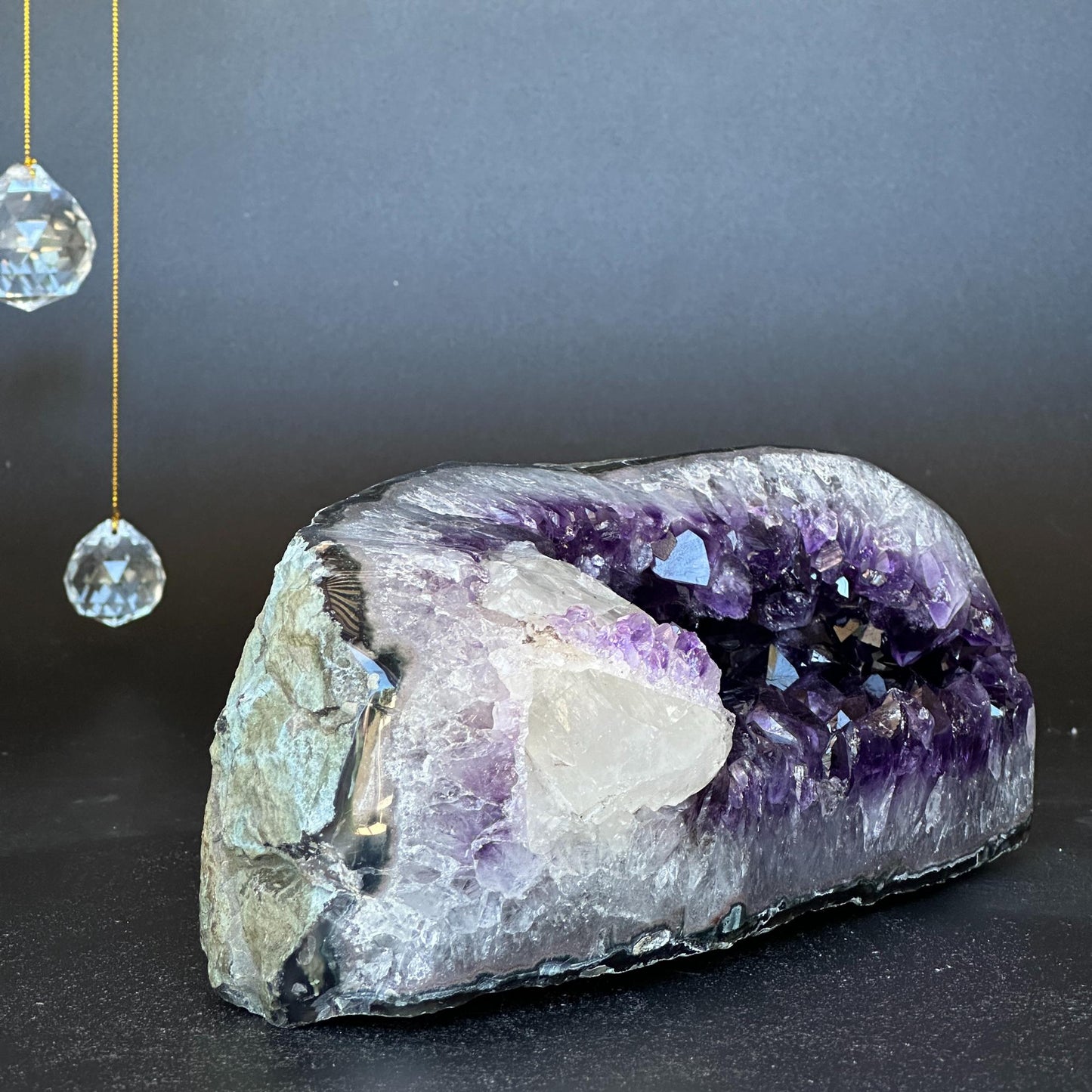 Giant amethyst crystal, purple geodes