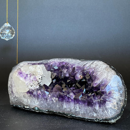 Giant amethyst crystal, purple geodes
