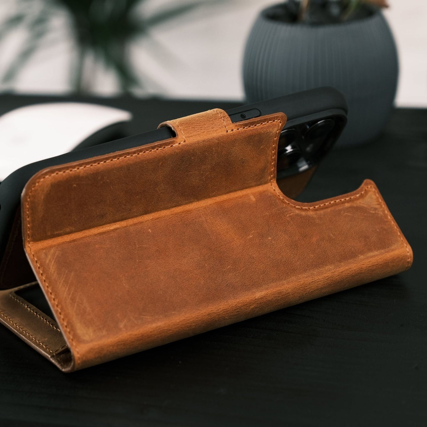 Casper Leather iPhone 15 Series Wallet Case